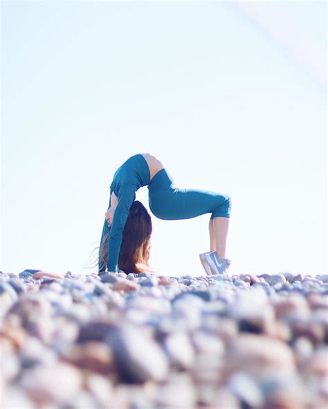 Anna McNulty on Instagram: “have you stretched today? 🐚💙 - outfit from ...