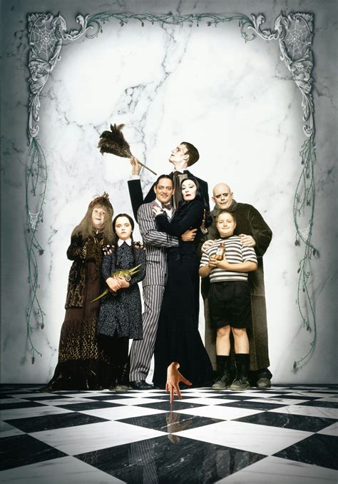 Pin de Athos César en Wallpaper movie | La familia addams, La familia addams pelicula, Besos de ...