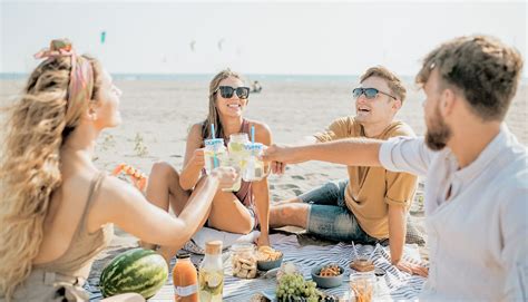 12 Tips for a Successful Beach Picnic + Moodboards