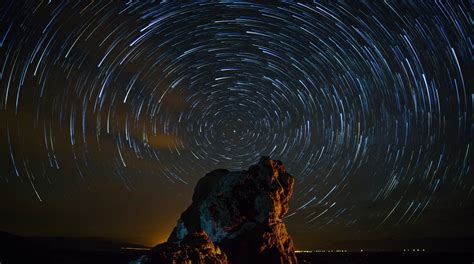 See a Glowing 'Honey Moon' and Unique Star Trails in New Night Sky Timelapse - Universe Today