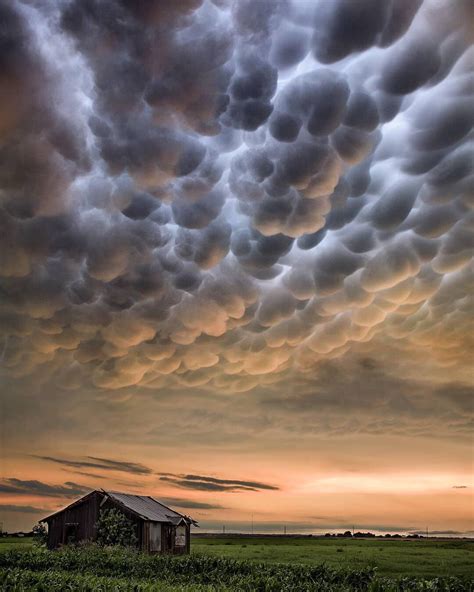 Amazing mammatus clouds at sunset over an abandoned farmhouse in Texas : r/BeAmazed