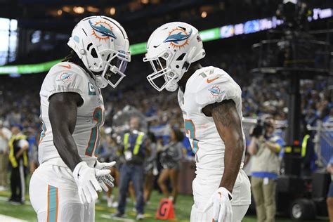 Dolphins WRs Tyreek Hill, Jaylen Waddle set midseason record