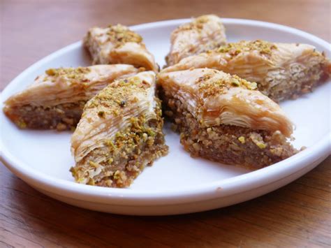 Bint Rhoda's Kitchen: The Jewel of Middle Eastern Pastries: Honey-Walnut Baklava