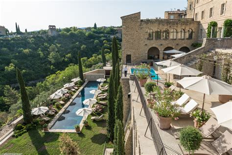 Dans le Lubéron, la Bastide de Gordes rouvre ses portes, plus luxueuse que jamais | YONDER