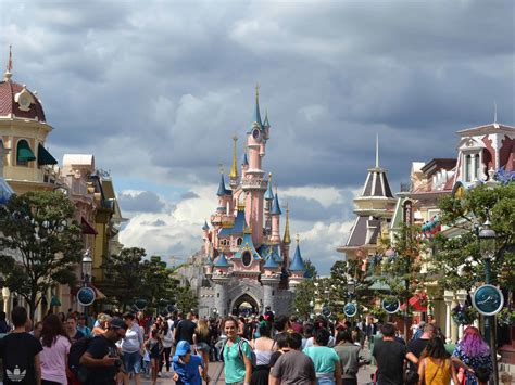 10 Tips for Visiting Disneyland Paris - Sophie's Suitcase