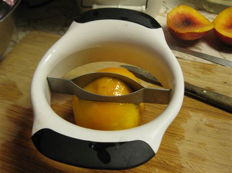 Simply Homemaking: Canning clingstone peaches without sugar... Whew!