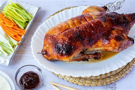 Pato laqueado a la pekinesa, auténtica receta exquisita de cocina oriental