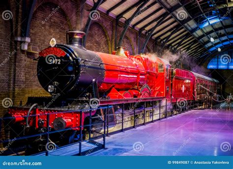 Hogwarts Express at Platform 9 3/4 in Warner Brothers Harry Potter ...