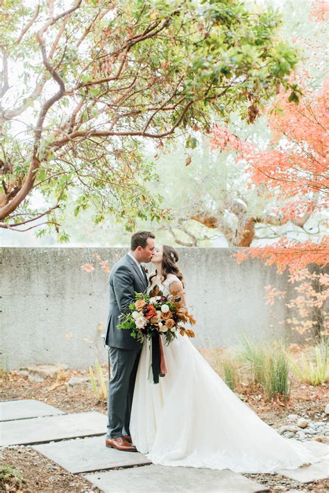 How To Incorporate Fall Florals In Your Wedding