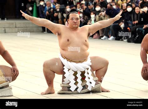 Tokyo, Japan. 27th Jan, 2017. Newly promoted Sumo grand champion "yokozuna" Kisenosato (C ...