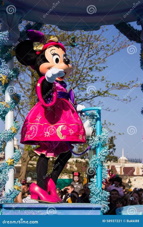 Minnie Mouse During The Daily Parade, Disneyland Paris Editorial Photo ...