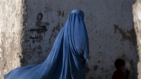 Taliban chief orders all Afghan women to wear burqa in public