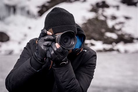 These Ergonomic Photography Gloves Keep You Warm and In Control