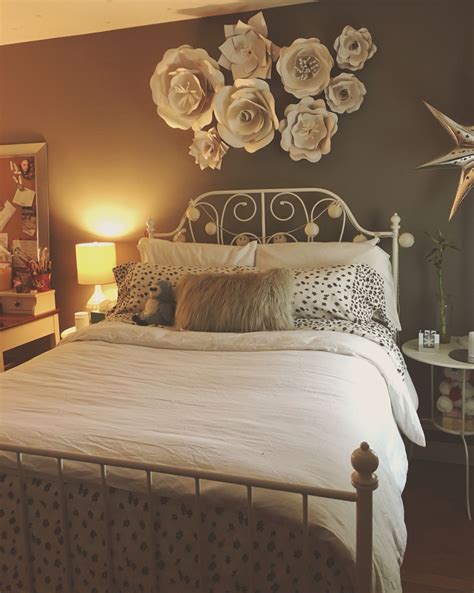 Metal bed and paper flowers | Bedroom wall decor above bed, Wall decor bedroom, Wall decor ...