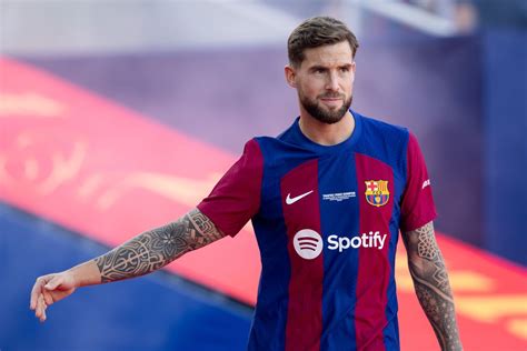 Iñigo Martínez set to join Barcelona training on Wednesday - Barca ...