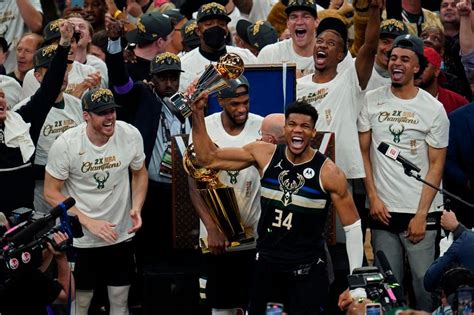 MILWAUKEE BUCKS CAMPEONES DE LA NBA TRAS UNA SEQUÍA DE 50 AÑOS