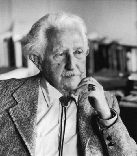 Erik Erikson Biography - Life of German-American Psychologist