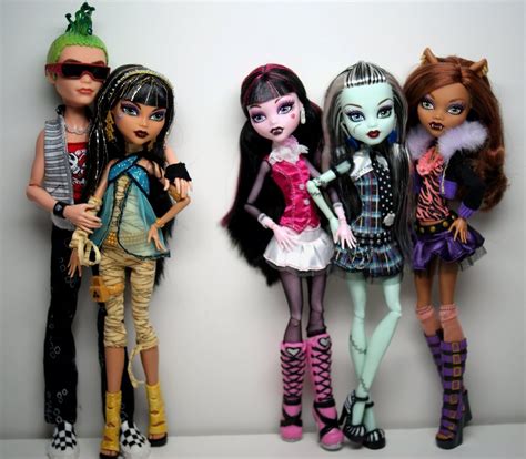 Monster High Basic Deuce Gorgon™, Cleo de Nile™, Draculaura™, Frankie Stein™ and Clawdeen Wolf ...