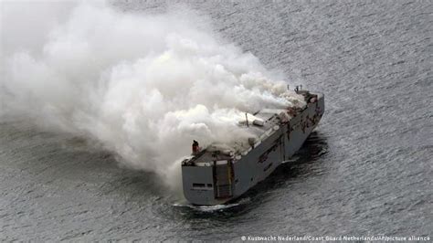 Burning cargo ship threatens North Sea with major pollution – DW – 07/27/2023