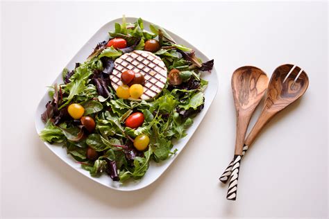 MANOURI CHEESE SALAD WITH BALSAMIC VINAIGRETTE - Odysea