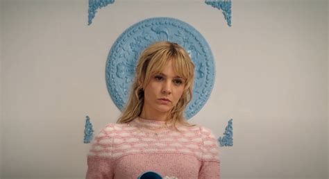 This sweater Carey Mulligan wears in Promising Young Woman reminds me of WestKnits. : r/knitting