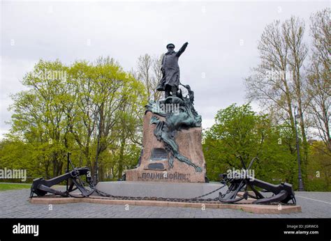 monument to the admiral Makarov in Kronstadt Stock Photo - Alamy