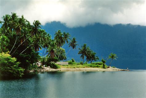 The natural beauty of the "Lake Maninjau".:Choice Your Holiday