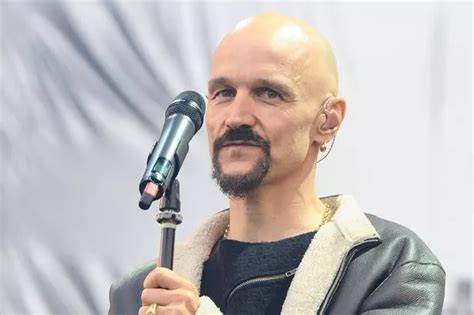 James singer Tim Booth reveals heartbreaking goodbye to father-in-law who died from COVID-19 ...