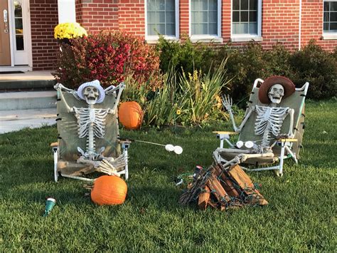 Skeletons around campfire Halloween | Funny halloween decorations ...