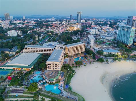 The Dusit Thani Pattaya. Contemporary Thai luxury hotel on the shores