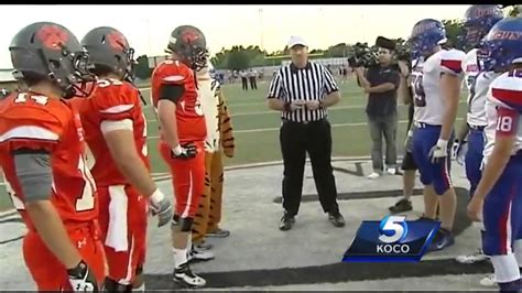 Norman High School football game features surprise return - YouTube