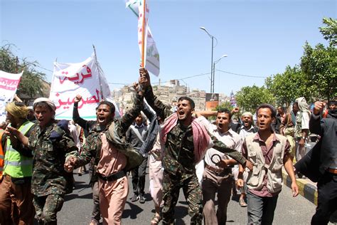 Shiite Houthi rebels overrun Yemeni provincial capital - CBS News