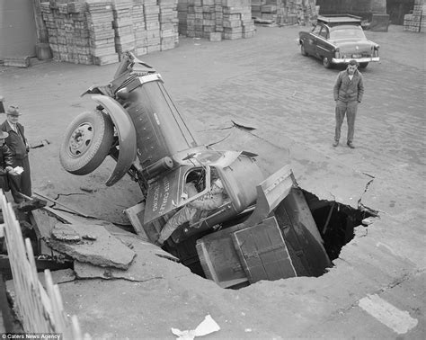 Black and white photos show the chaos on roads in the early days of the automobile | Daily Mail ...