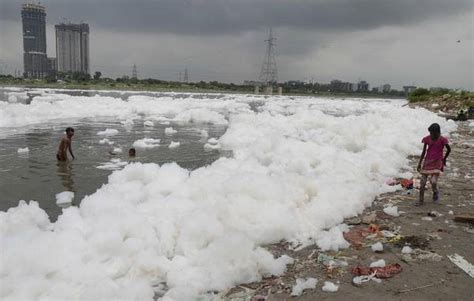 The severely polluted Yamuna River in India and its clean-up project | TheCivilEngineer.org