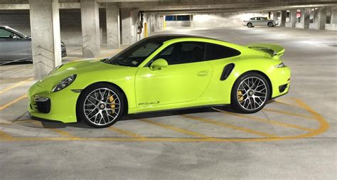 A 2016 Porsche 911 Turbo in Green [OC] [4046x1961] : r/carporn