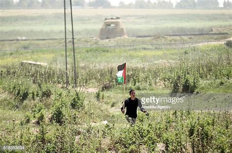 Runs With Palestine Liberation Organization Flag Photos and Premium ...