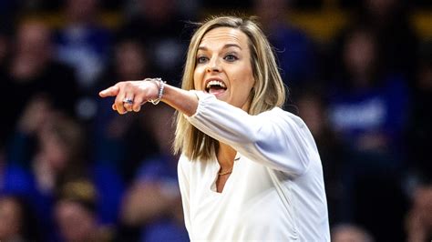 Drake Bulldogs' Jennie Baranczyk named new OU women's basketball coach