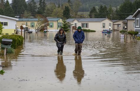 Flooding forces evacuations for 2nd day in Oregon | AP News