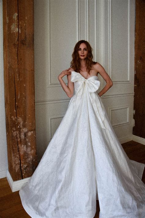 20 Wedding Dresses with Bows Spotted at Bridal Fashion Week