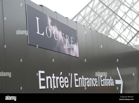 Louvre museum entrance sign paris hi-res stock photography and images ...