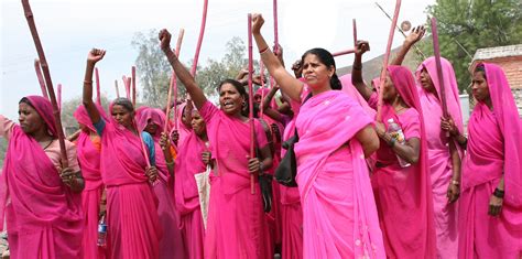 Gulabi Gang : la lutte des femmes s'organise en Inde | VL Média