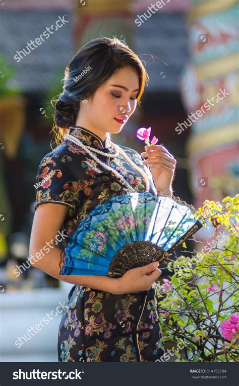 8,430 Traditional chinese fan woman Images, Stock Photos & Vectors ...