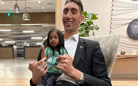 World's tallest man reunites with the world's shortest woman - Londra ...