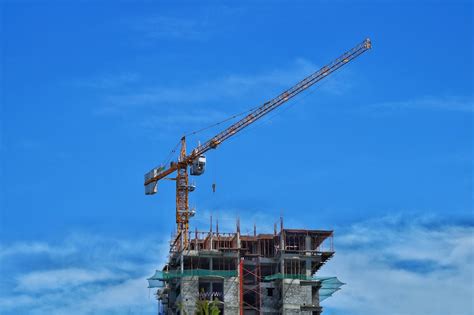 A crane lifting a building photo – Free Kerala Image on Unsplash