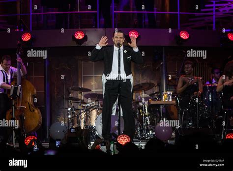 Robbie williams concert hi-res stock photography and images - Alamy