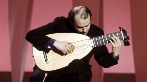 Julian Bream: Classical guitarist dies aged 87 - BBC News