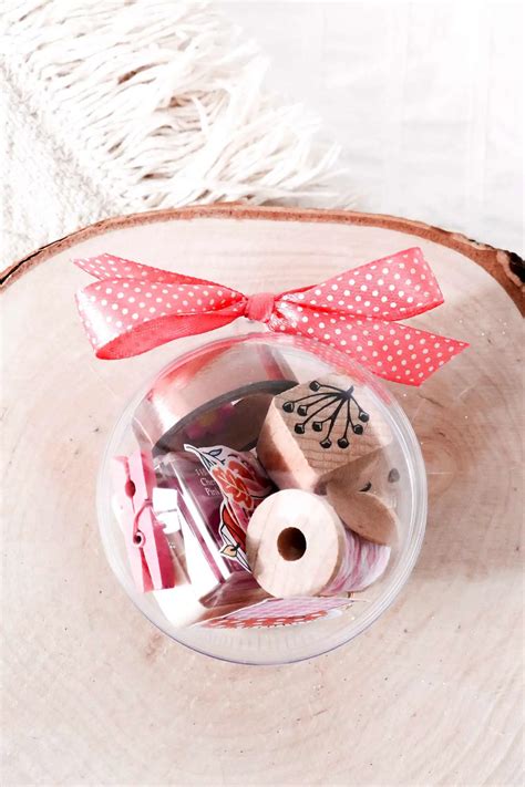 Idée cadeau DIY : des boules de Noël façon "oeuf surprise" ! - Manayin