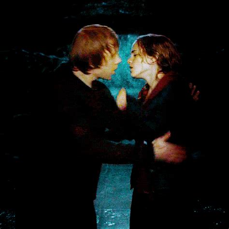 Harry Potter Kiss GIF - Find & Share on GIPHY