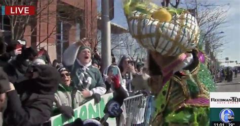 Eagles Super Bowl parade: Jason Kelce leads crowd in uncensored chant ...