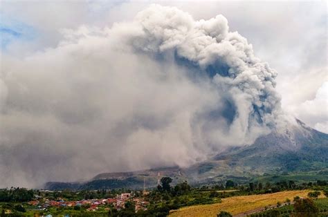 Gunung berapi Sinabung di Indonesia memuntahkan asap dan abu yang sangat besar